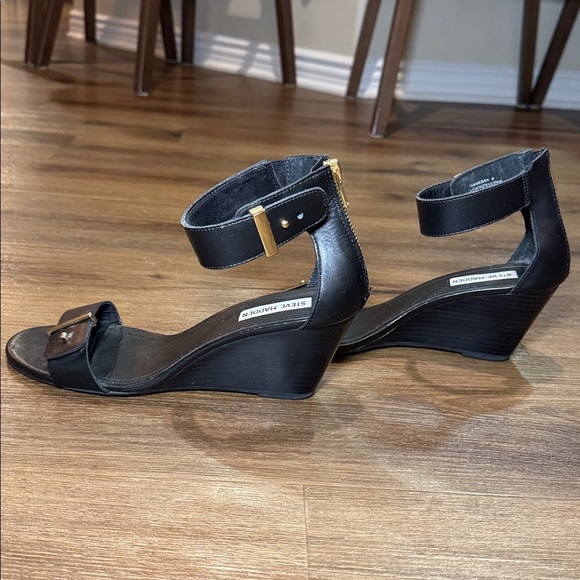 Woman's Steve Madden Black Narissaa Wedge. Size 8 - Picture 6 of 8
